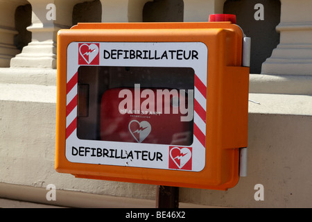 D'un défibrillateur de rue situé en haut d'une rue en pente à Monte Carlo Monaco sud de la france Banque D'Images
