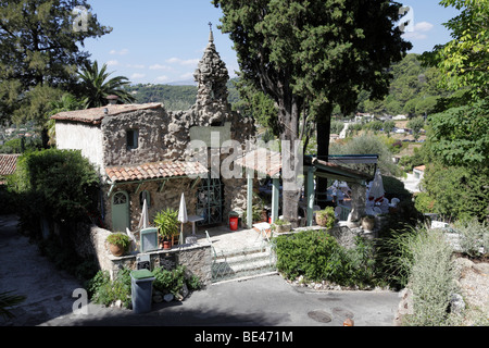 La petite chapelle restaurant servant une cuisine traditionnelle dans une chapelle datant de 1885 St Paul de Vence provence sud de la france Banque D'Images