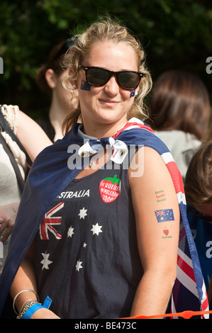 Jeune femme portant un drapeau australien lors de l'ouverture officielle le premier jour du tennis de Wimbledon 2009 Banque D'Images
