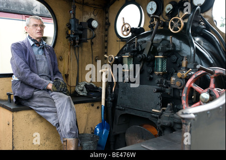 Moteur à vapeur dans la cabine conducteur assis sur le train à vapeur de footplate Banque D'Images