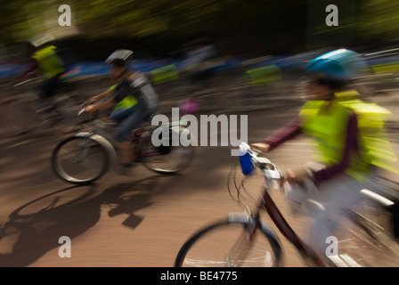 Les cyclistes à Londres équitation dans l'événement annuel Skyride Banque D'Images