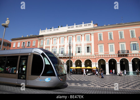 Les tramways modernes qui a débuté en novembre 2007 au service de la place massena la place principale de la ville nice sud de la france Banque D'Images