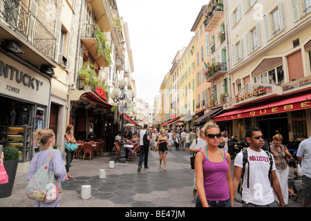 Le long de la rue massena l'une des principales rues commerçantes de Nice sud de la france Banque D'Images