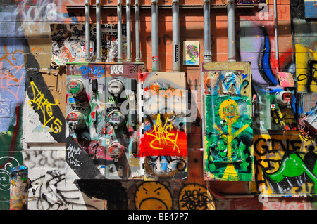 Art Alley est un vilain street dans une ville attrayante. Pour résoudre ce problème, les autorités de la ville encourage les artistes graffiti . Banque D'Images
