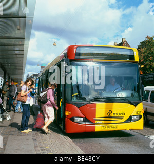 Passagers personnes embarquant un bus devant la gare centrale Hovedbanegarden in Copenhague Danemark Europe UE KATHY DEWITT Banque D'Images