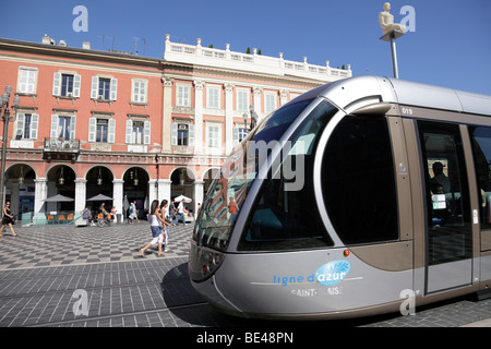 Les tramways modernes qui a débuté en novembre 2007 au service de la place massena la place principale de la ville nice sud de la france Banque D'Images