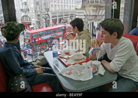 Les jeunes garçons à la recherche à Piccadilly Circus, à partir d'un restaurant Burger King qui était là en 2005 Banque D'Images