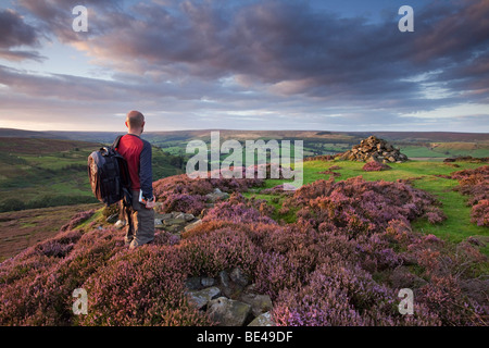 Un marcheur à l'extérieur, vers Rosedale en le North York Moors National Park le soir, North Yorkshire, England, UK Banque D'Images