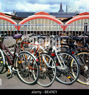 Vélos vélos vélos stationnés dans un porte-vélos à l'extérieur de la gare centrale, bâtiment Kobenhaven H, Hovedbanegarden à Copenhague Danemark Europe eu KATHY DEWITT Banque D'Images