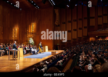 Octroi de diplôme honorifique de docteur de l'Université ouverte à M. Frank Gardner OBE au Barbican Centre London 18 septembre 2009 Banque D'Images