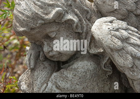 Chérubin de couchage, Angel, ornement de jardin, Août, 2009 Banque D'Images