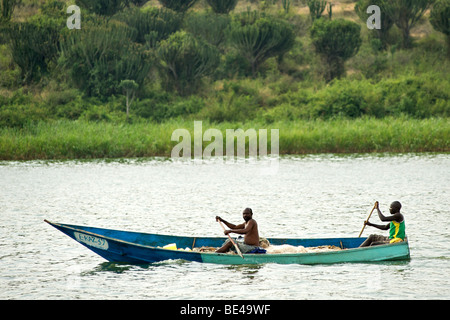 Ougandais en bateaux de pêche sur le canal de Kazinga qui mène entre le lac George et le Lac Edward, à l'Ouganda. Banque D'Images