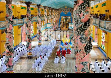 La prière de midi de cérémonie dans le temple de Cao Dai, Tay Ninh, Vietnam, Asie Banque D'Images