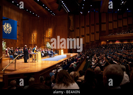 Octroi de diplôme honorifique de docteur de l'Université ouverte à M. Frank Gardner OBE au Barbican Centre London 18 septembre 2009 Banque D'Images