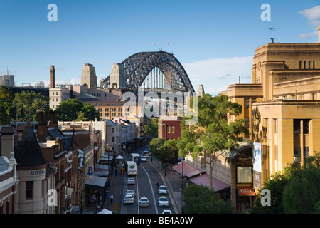 Voir l'historique le long de la rue George dans les rochers, avec Sydney Harbour Bridge au-delà. Sydney, New South Wales, Australia Banque D'Images