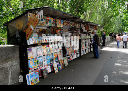 Les libraires sur la Seine, promenade, livre et des boutiques de souvenirs sur la Seine, Paris, France, Europe Banque D'Images