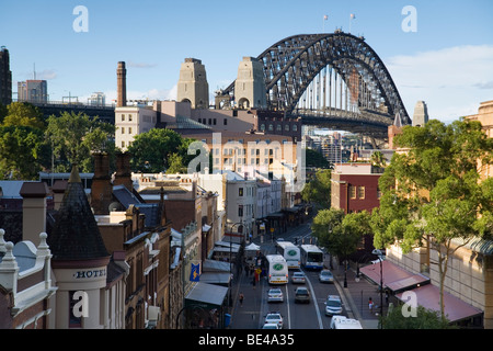 Voir l'historique le long de la rue George dans les rochers, avec Sydney Harbour Bridge au-delà. Sydney, New South Wales, Australia Banque D'Images