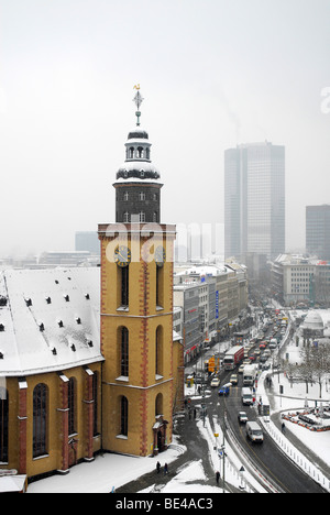 Paysage de neige avec à l'église Katharinenkirche Hauptwache, Rossmarkt square, Frankfurt am Main, Hesse, Germany, Europe Banque D'Images