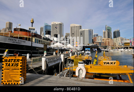 Les bateaux-taxis à Darling Harbour en face de la Tour de Sydney ou Centrepoint Tower et les toits du quartier central des affaires, Banque D'Images