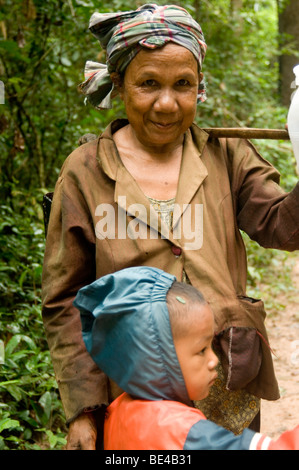 La mère et l'enfant à l'extérieur de Savannakhet, Laos Banque D'Images