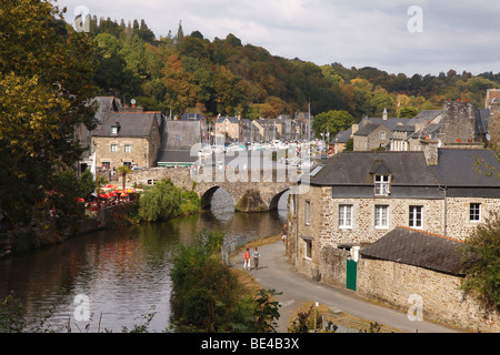 Vue panoramique sur la Rance, dans le vieux Dinan France Banque D'Images