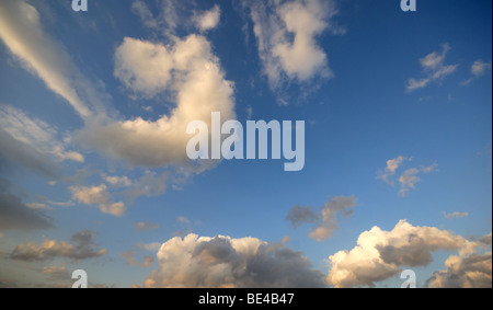 Nuages Orange au coucher du soleil Banque D'Images