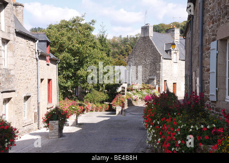 Rue pittoresque menant à la magnifique Abbaye Mairie Piscine Pleugueneuc près de Dinan France Banque D'Images