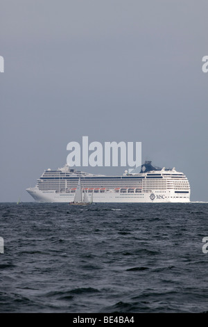 Bateau de croisière MSC Orchestra, laissant les Fjords de Kiel, Kiel, Schleswig-Holstein, Allemagne du Nord, l'Allemagne, de l'Europe Banque D'Images