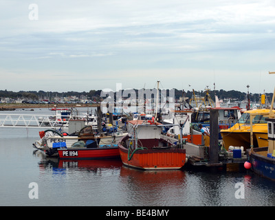 Le port de Poole, Dorset, avec la célèbre plage de Sandbanks au loin. Banque D'Images