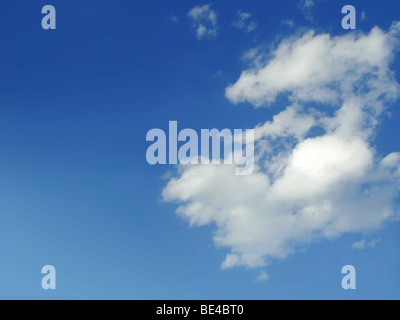 Ciel bleu avec des nuages moelleux Banque D'Images