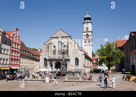 Marktplatz, Lindau, Bavière, Allemagne. L'Église protestante de St Stephan et statue de Neptune dans la pittoresque vieille ville (Altstadt) Banque D'Images