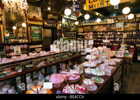 Royaume-uni, Angleterre, dans le Yorkshire, Haworth, rue Main, Rose et la boutique d'Apothicaire de l'intérieur, l'affichage des articles de toilette à l'ancienne Banque D'Images