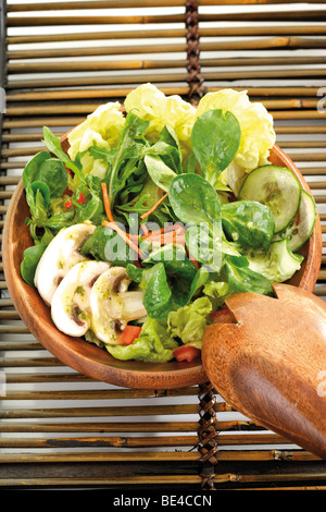 Salade Mixte, laitue, carottes, oignons, salade de maïs, champignons, concombre, salade couverts Banque D'Images