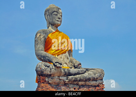 Statue de Bouddha altérés avec toucher la terre Bhumisparsa mudra, Wat Worachetha Ram, Ayutthaya, Thaïlande, Asie Banque D'Images