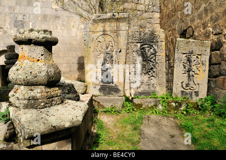 Historique traditionnel contre-arménienne khatchkar, pierre, Monastère de Tatev près de Goris, Arménie, Asie Banque D'Images