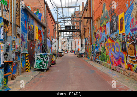 Art Alley est un vilain street dans une ville attrayante. Pour résoudre ce problème, les autorités de la ville encourage les artistes graffiti . Banque D'Images