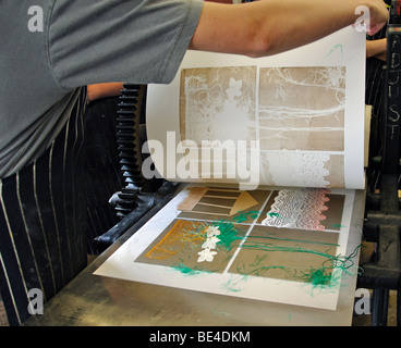 Les enfants de l'école création d'une gravure dans un studio d'impression Banque D'Images