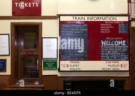 Royaume-uni, Angleterre, dans le Yorkshire, Keighley & Worth Valley Steam Railway station, ferme de la billetterie information board Banque D'Images