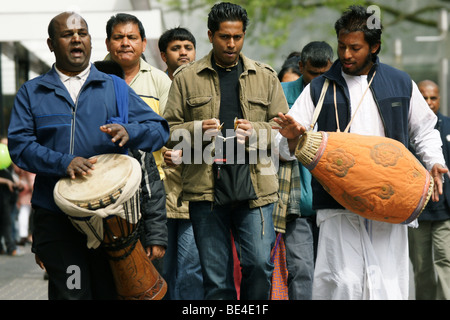 Les dévots de Krishna Hare groupe chantant des mantras de tambour à jouer de la musique à rues de Rotterdam Pays-Bas Banque D'Images