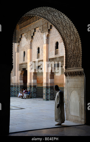 Homme marocain dans la cour de la Madrasa Ben Youssef (1564-65) Ali Ben Youssef Medersa, Medresse ou École coranique islamique, Marrakech, Maroc Banque D'Images