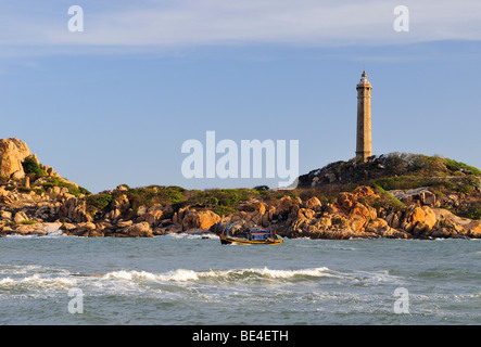 Baie de Ke Ga, dans l'arrière plus haut, 54m, et le plus ancien, 1897, phare, Vietnam, Asie Banque D'Images