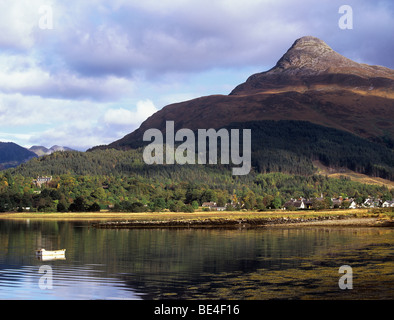 Vue village sur le Loch Leven en dessous de 472m de haut Sgorr na Ciche ou le Pap of Glencoe mountain peak. Glencoe, Highland, Scotland, UK. Banque D'Images