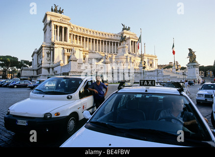 Taxi, National Monument Vittorio Emanuele II, Piazza Venezia, Rome, Latium, Italie, Europe Banque D'Images