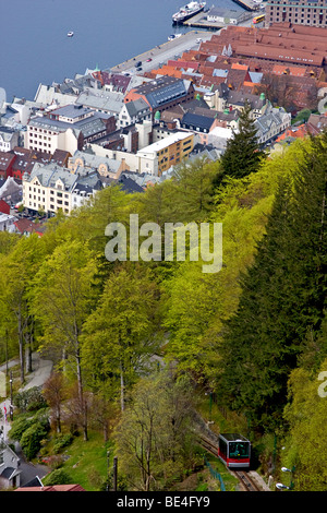 Le funiculaire Fløibanen location fait son chemin jusqu'à la montagne avec le front de mer et du port de Bergen, en Norvège, en vue. Banque D'Images