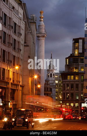 Circulation dans la ville, avec un bus rouge typique, Monument, ville de Londres, Angleterre, Royaume-Uni, Europe Banque D'Images