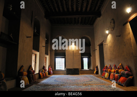 Salon traditionnel arabe, Nizwa Fort ou château, Hajar al Gharbi Montagnes, Dhakiliya Région, Sultanat d'Oman, l'Arabie, Banque D'Images