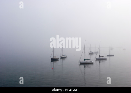 Voiliers dans le port de Lymington, Hampshire, Angleterre Banque D'Images