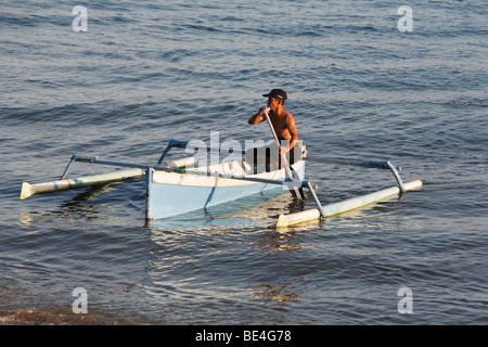 Retour à la maison de pêcheur dans une pirogue, Balikpapan, East Kalimantan, Bornéo, Indonésie Banque D'Images