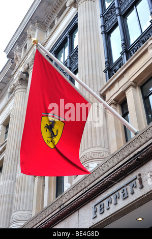 Ferrari Drapeau à Regents Street store Banque D'Images