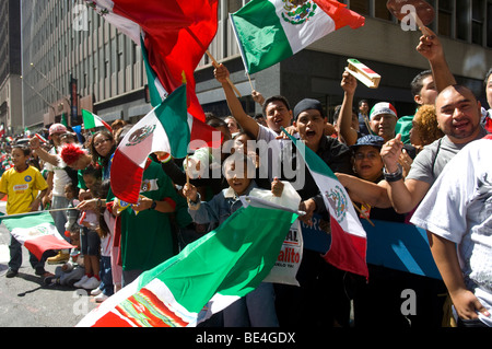 Chicanos recueillir sur Madison Avenue à New York pour le défilé annuel du Jour de l'indépendance mexicaine Banque D'Images